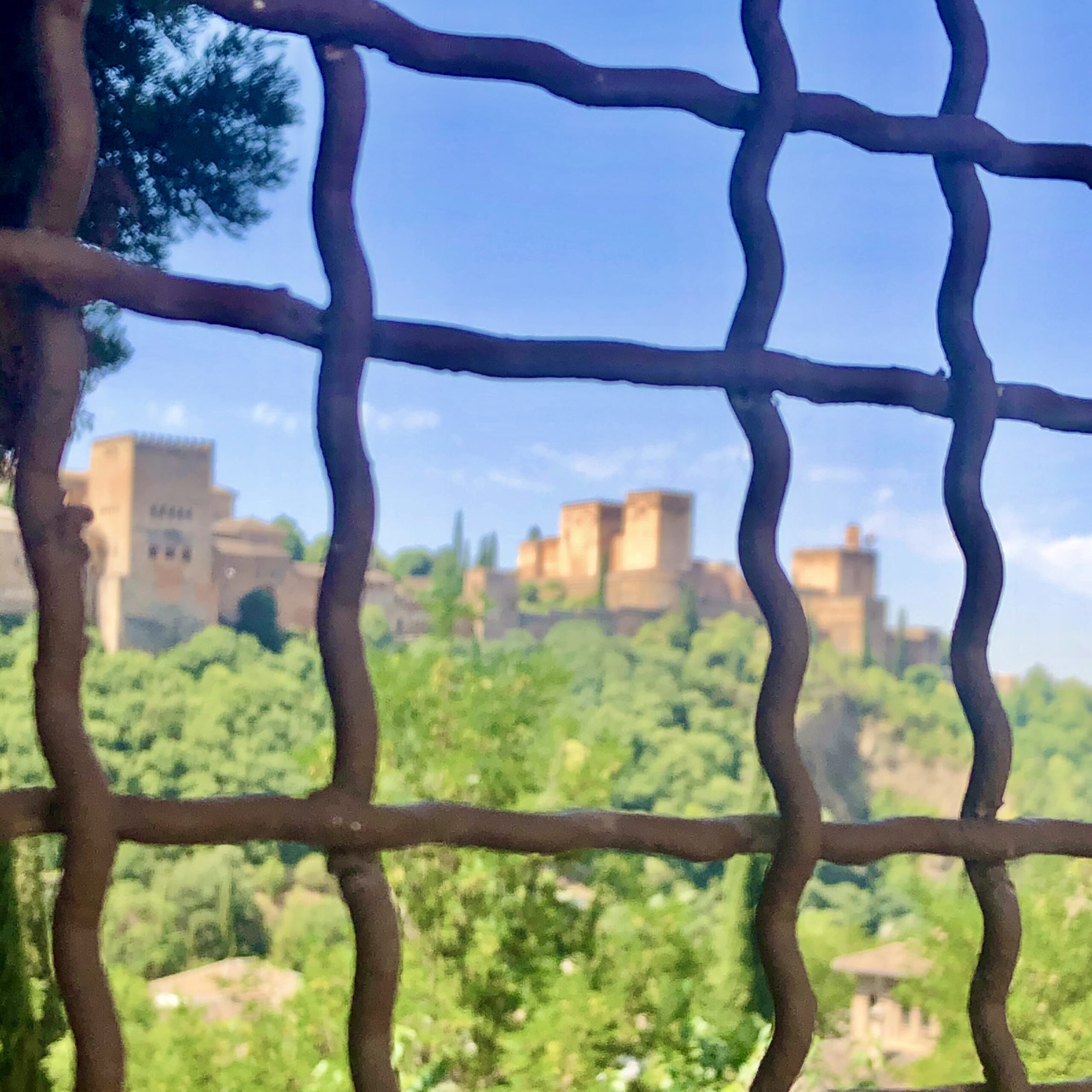 Mathematics in the Alhambra, geometry applied to design
