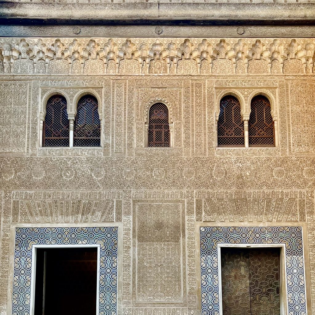 The facade of the Comares Palace and the mathematic