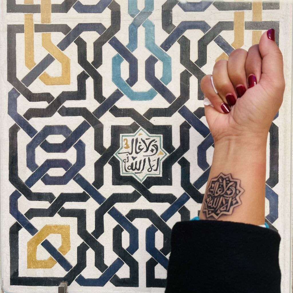 Alhambra-epigrahpy-motto-scaled-1024x1024